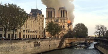 Il tetto di Notre-Dame in fiamme