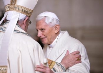 Papa Benedetto XVI con papa Francesco