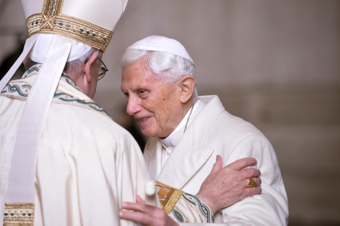 Papa Benedetto XVI con papa Francesco