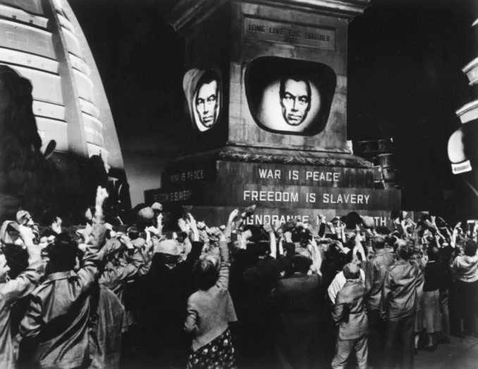 Un fotogramma del film 1984 ispirato al romanzo di George Orwell