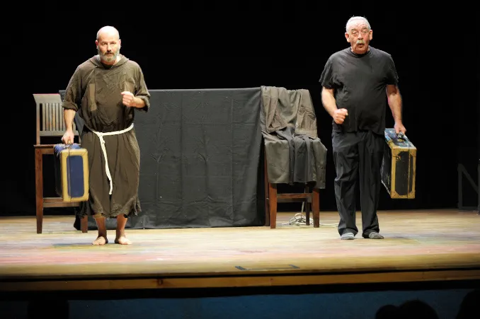 Padre Marco Finco e Bano Ferrari in una scena di "Francesco secondo Giovanni", spettacolo teatrale prodotto da Rosetum