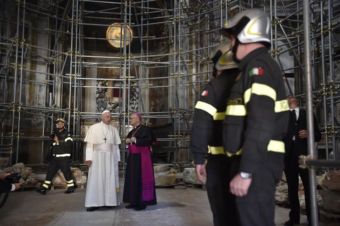 Tra i terremotati visitati dal Papa. «La ricostruzione è ancora ferma»