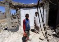 Bambini fra edifici bombardati dai sauditi in Yemen