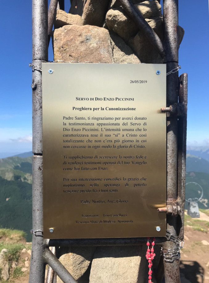 La targa con la preghiera per la canonizzazione di Enzo Piccinini sul monte Cusna