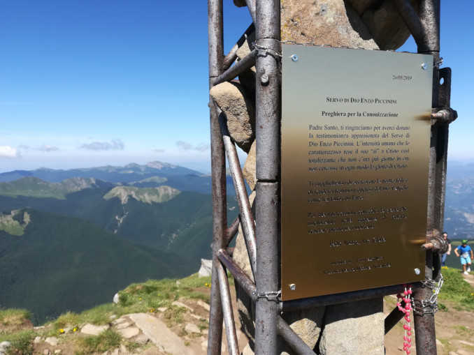 La targa con la preghiera per la canonizzazione di Enzo Piccinini sul monte Cusna