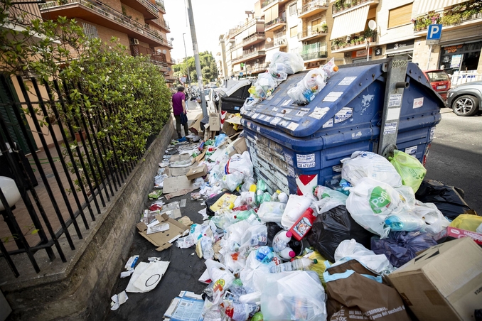 Roma, crisi rifiuti. «Ama è gestita come uno stipendificio e la Raggi è allo sbando totale»