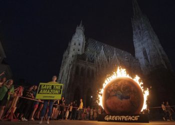 Protesta di Greenpeace a Vienna contro gli incendi in Amazzonia