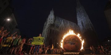 Protesta di Greenpeace a Vienna contro gli incendi in Amazzonia