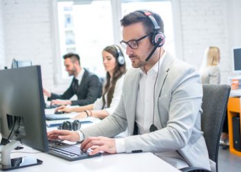 Operatori di call center al lavoro