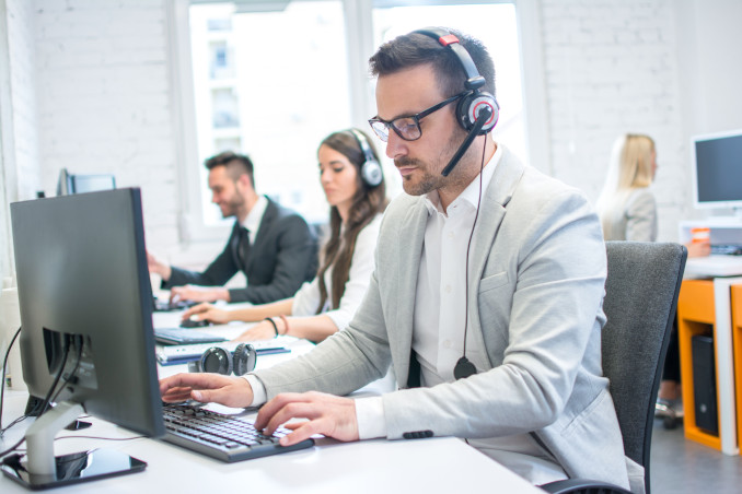 Operatori di call center al lavoro