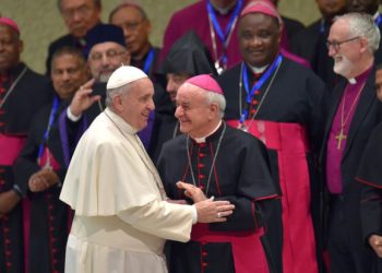 Papa Francesco con monsignor Vincenzo Paglia