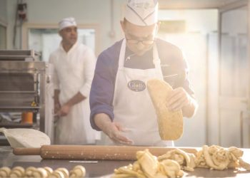 La produzione dei panettoni in Pasticceria Giotto, carcere di Padova