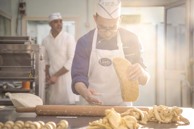 La produzione dei panettoni in Pasticceria Giotto, carcere di Padova