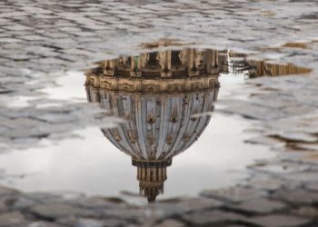 La cupola della basilica di San Pietro riflessa in una pozzanghera