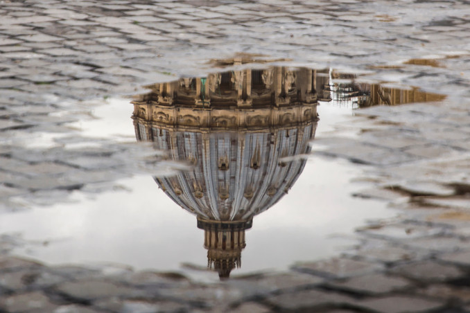 La cupola della basilica di San Pietro riflessa in una pozzanghera