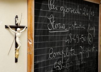 Un crocifisso appeso alla parete di un'aula di scuola