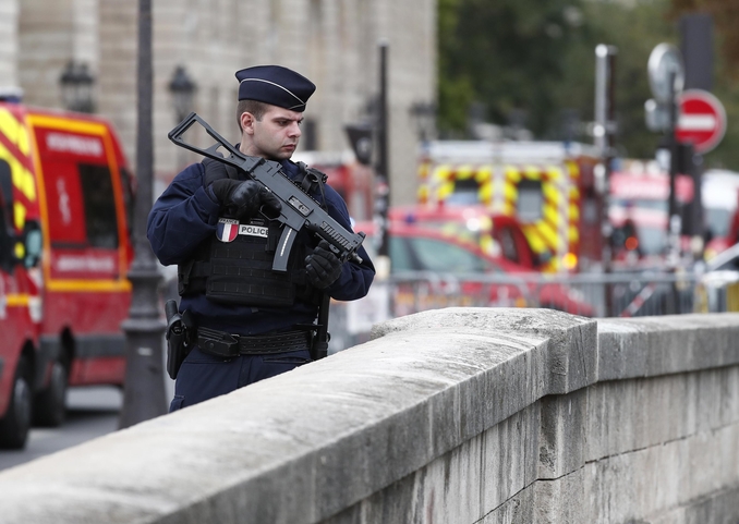 attentato parigi prefettura francia