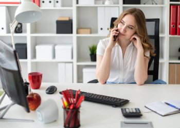 Giovane donna al lavoro in ufficio