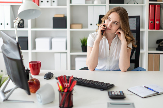 Giovane donna al lavoro in ufficio