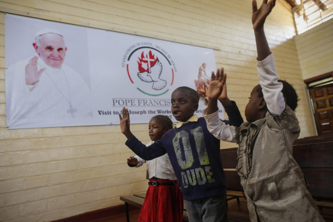 Attesa per la visita di papa Francesco in una scuola cattolica a Nairobi, Kenya