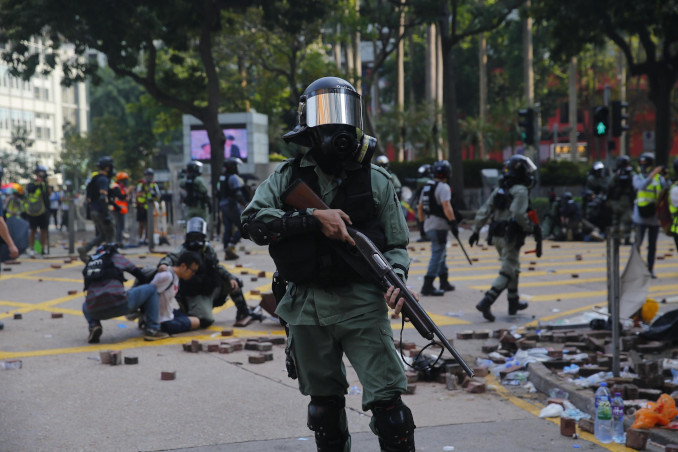 Proteste a Hong Kong e polizia in assetto anti sommossa