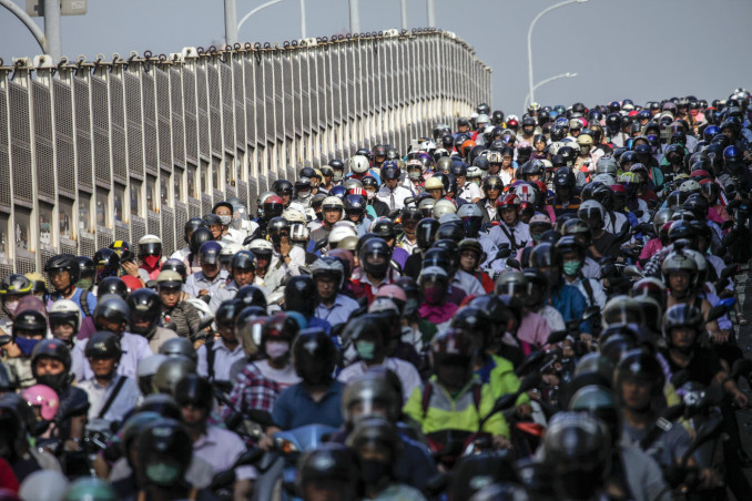 Folla di persone e motorini a Taipei