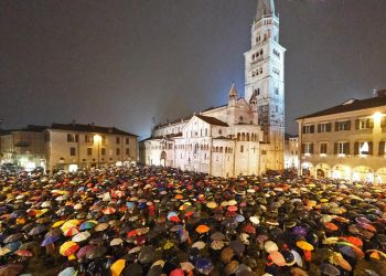 Sardine in piazza contro Salvini a Modena