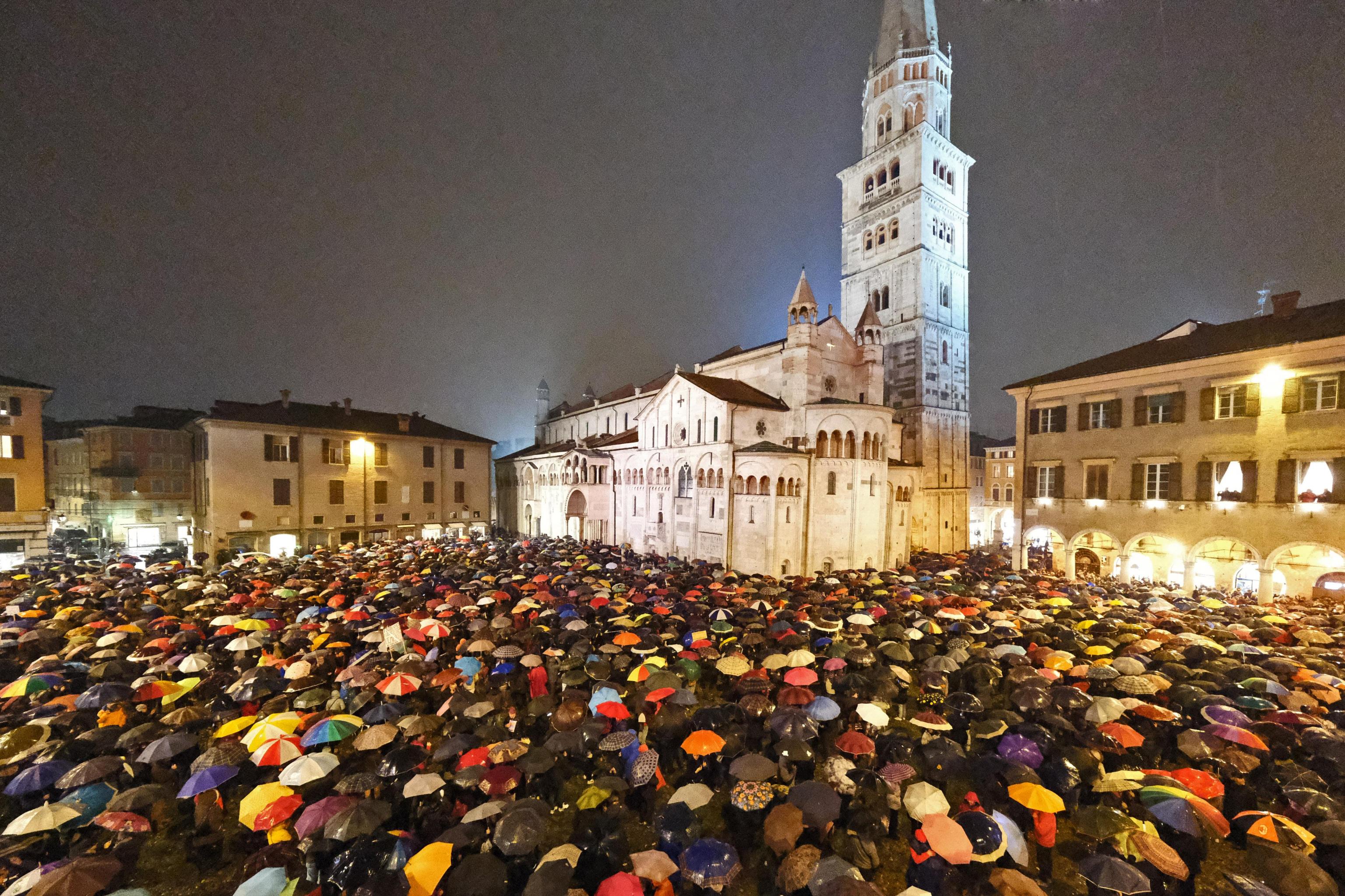 Sardine in piazza contro Salvini a Modena