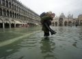 Piazza San Marco a Venezia inondata dall'acqua alta