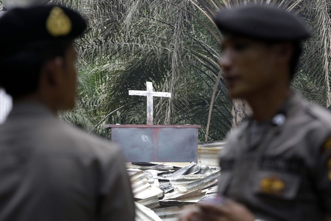 Indonesia. I cristiani, senza chiese, festeggiano Natale nella giungla