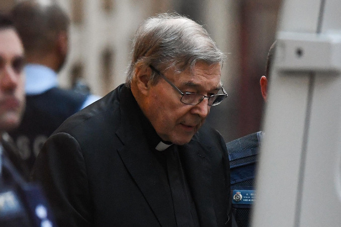 Il cardinale George Pell in manette durante il processo