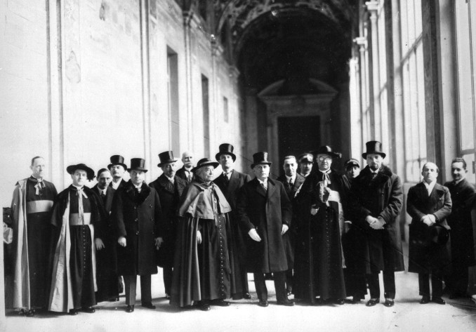 Mussolini in Vaticano dopo la firma dei Patti lateranensi