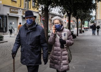 Persone a passeggio per Milano con mascherine anti-coronavirus