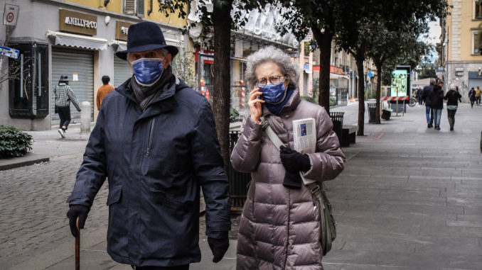 Persone a passeggio per Milano con mascherine anti-coronavirus