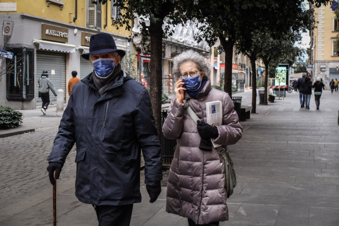 Persone a passeggio per Milano con mascherine anti-coronavirus