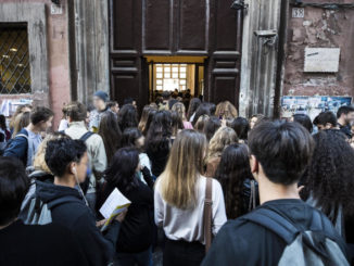 Studenti all'ingresso di scuola
