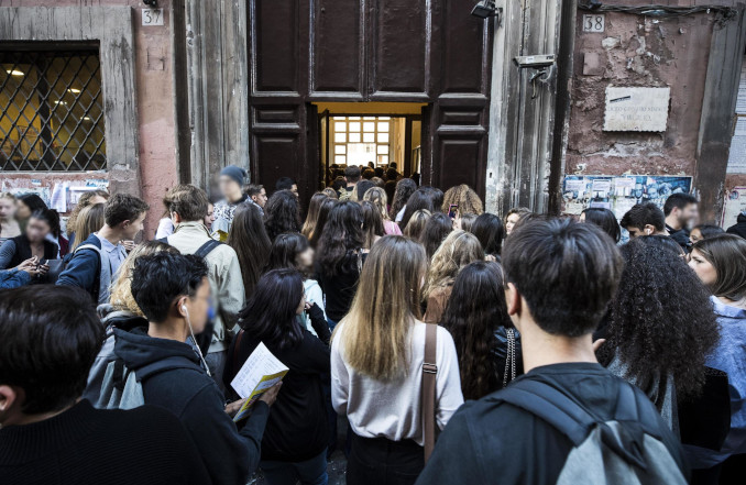 Studenti all'ingresso di scuola