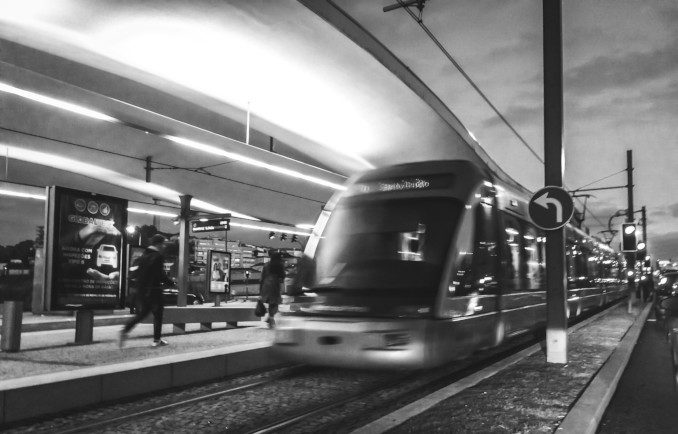 Che cosa salva dal suicidio noi “mungitori della lira” sul Frecciarossa delle 6