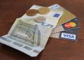 Euro in contanti e carte di credito