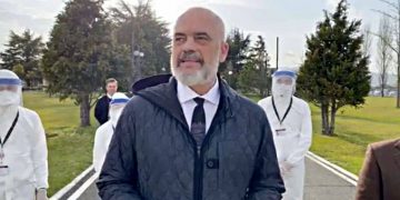 Edi Rama con i medici albanesi in partenza per l'Italia in emergenza coronavirus