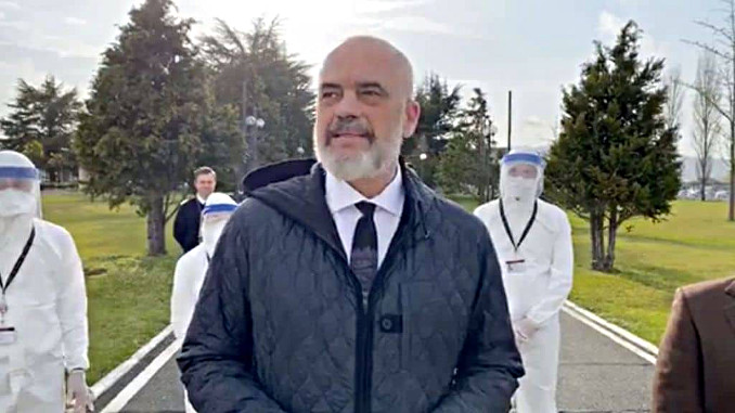 Edi Rama con i medici albanesi in partenza per l'Italia in emergenza coronavirus