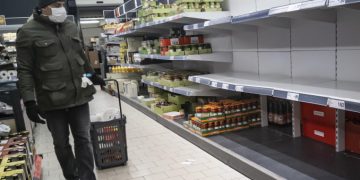 Scaffali vuoti al supermercato in Francia per il panico del coronavirus