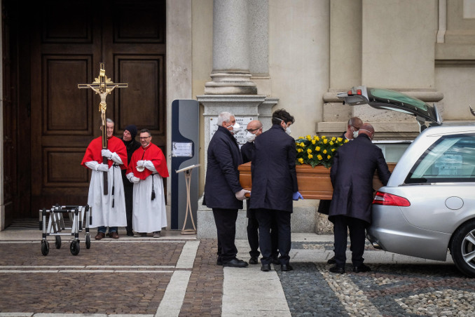 Funerale con mascherine e precauzioni contro il coronavirus