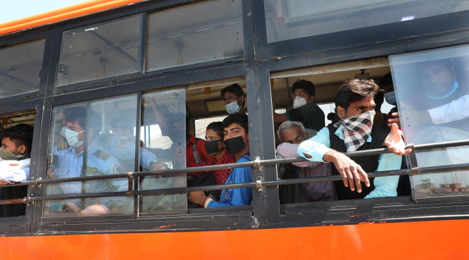 Lavoratori in fuga dall'Uttar Pradesh, India, dopo le misure contro il coronavirus