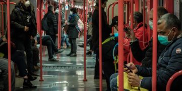 La metropolitana di Milano piena di passeggeri durante l'emergenza coronavirus