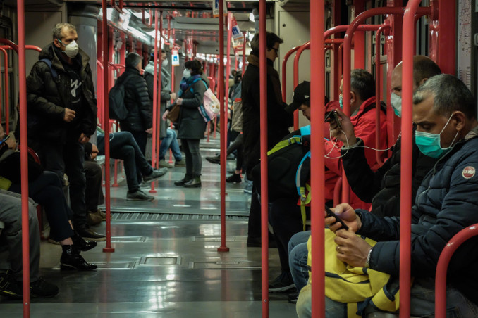 La metropolitana di Milano piena di passeggeri durante l'emergenza coronavirus