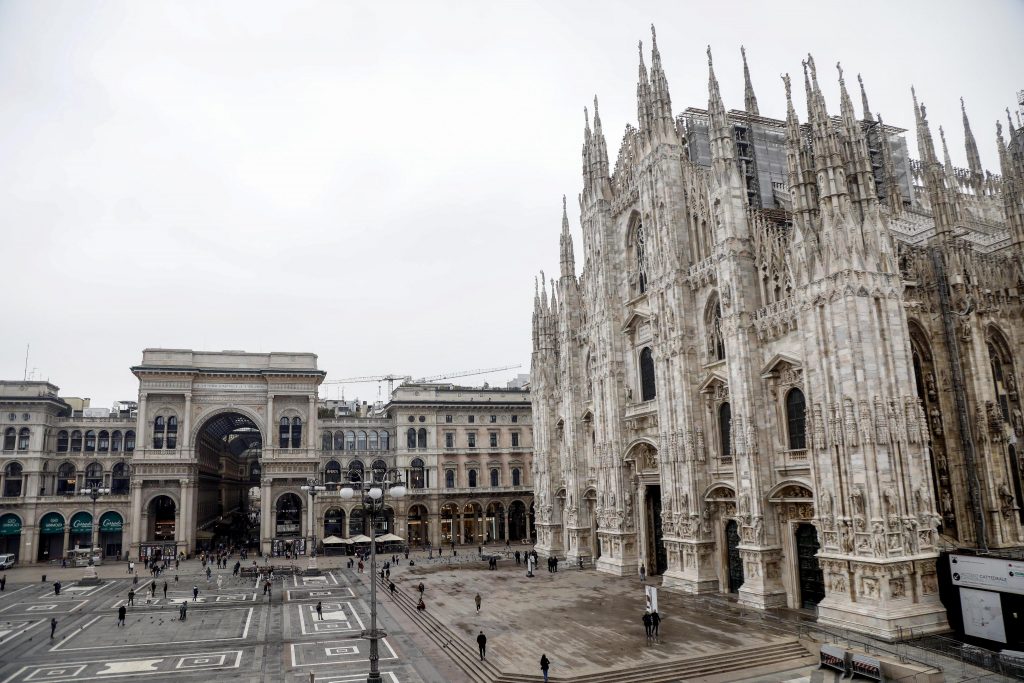 Piazza Duomo a Milano semi deserta a causa dell'emergenza coronavirus