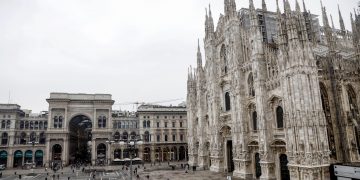 Piazza Duomo a Milano semi deserta a causa dell'emergenza coronavirus