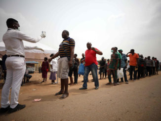 Controllo della temperatura corporea in Nigeria per l'emergenza coronavirus