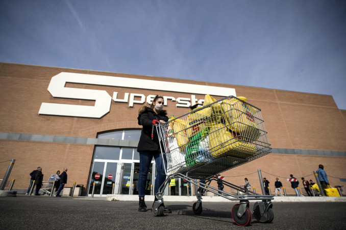 Spesa al supermercato con la mascherina contro il coronavirus